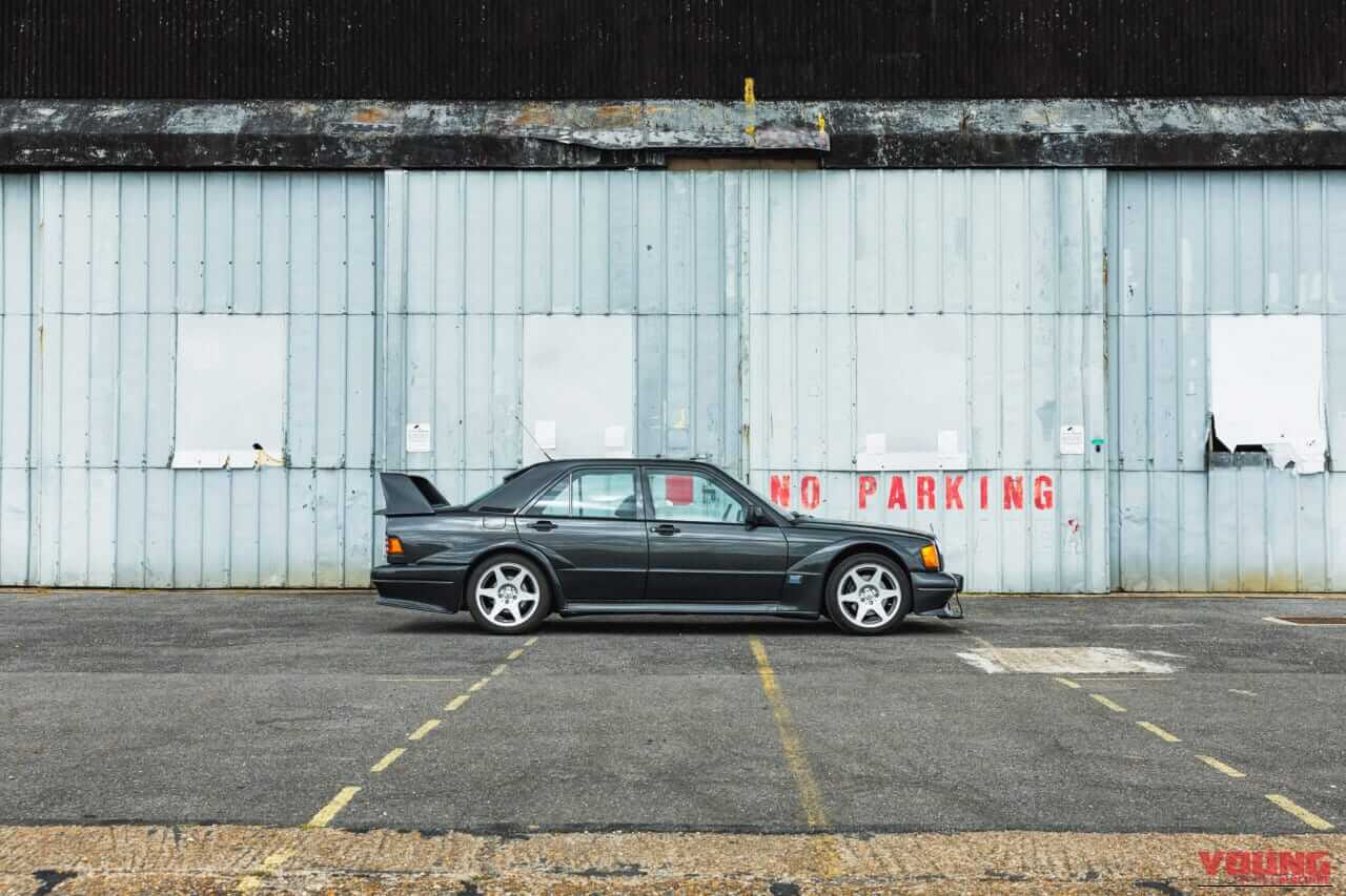 メルセデスベンツ190 E 2.5-16エボリューション2の右側面｜「いくらなんでも大げさ過ぎ…」BMWに嘲笑された“190 E 2.5-16 エボⅡ”。オークションでは意外な価格に。おじさん達が少年だった頃の憧れのクルマを深堀り