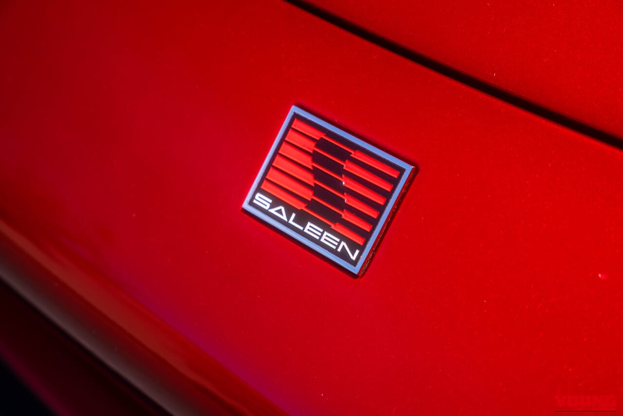 2005年製、サリーンS7ツインターボのエンブレム｜「これほど理性がブッ飛んだクルマはない」恐怖の電子制御ゼロ！ 21年前の伝説のマシン。木村拓哉さんがオーナーだったというウワサも…［サリーン S7 ツインターボ］
