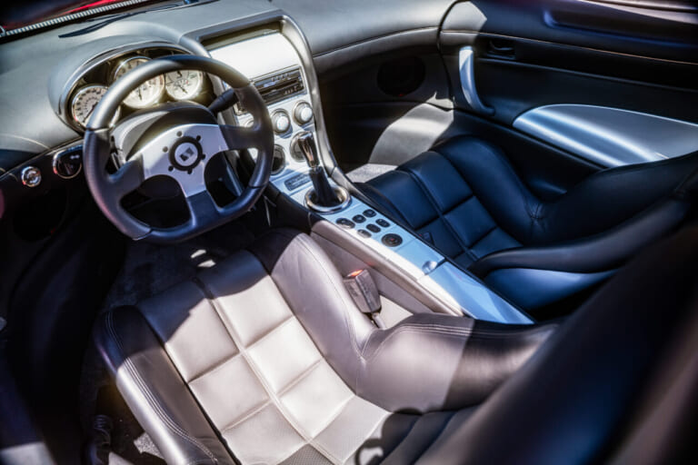 2005年製、サリーンS7ツインターボの車内、運転席と助手席｜「これほど理性がブッ飛んだクルマはない」恐怖の電子制御ゼロ！ 21年前の伝説のマシン。木村拓哉さんがオーナーだったというウワサも…［サリーン S7 ツインターボ］