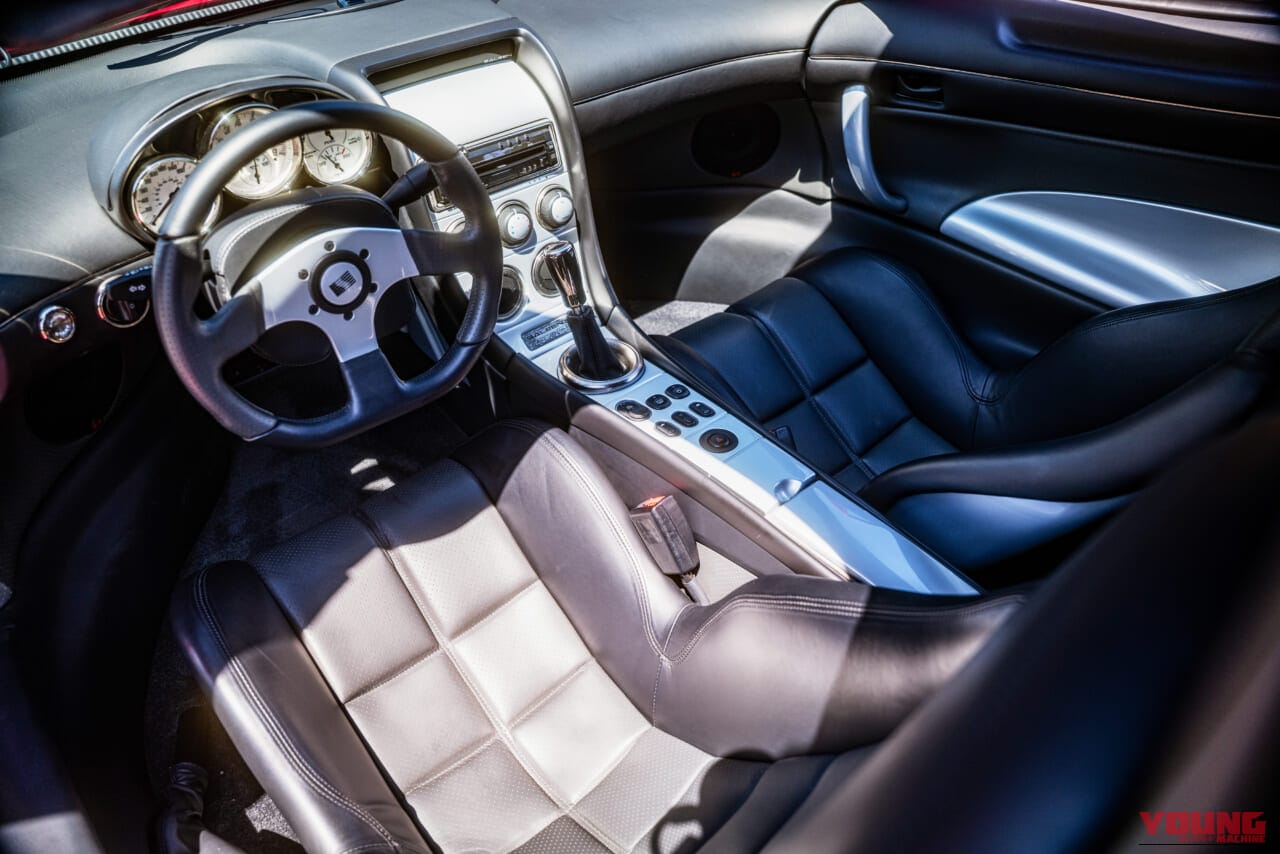 2005年製、サリーンS7ツインターボの車内、運転席と助手席｜「これほど理性がブッ飛んだクルマはない」恐怖の電子制御ゼロ！ 21年前の伝説のマシン。木村拓哉さんがオーナーだったというウワサも…［サリーン S7 ツインターボ］