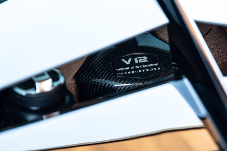 2021年製ランボルギーニ・シアンFKP37のリアのスリットから見える、V12エンジンの一部｜「異次元の加速…」ランボルギーニ初のハイブリッドカー。デビュー前から全63台が完売。幻のマシンがなんとオークションに登場！とんでもない価格に…。