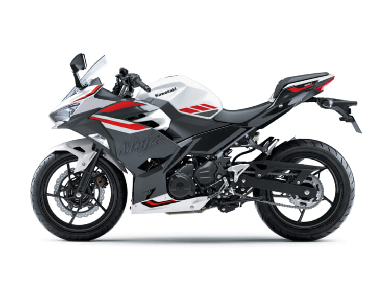 Kawasaki Ninja 250 ｜中身はそのまま完成度をキープ! カワサキNinja 250が2027年モデルとして価格据え置きの72万6000円で登場。新色「パールロボティックホワイト」でシックにイメチェン