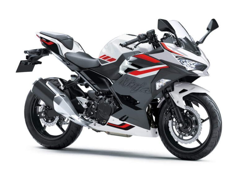 Kawasaki Ninja 250 ｜中身はそのまま完成度をキープ! カワサキNinja 250が2027年モデルとして価格据え置きの72万6000円で登場。新色「パールロボティックホワイト」でシックにイメチェン