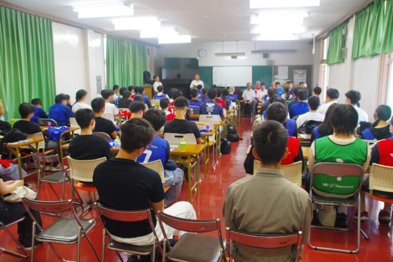 【埼玉県の高校生二輪車安全運転講習レポ】改正道交法に対応し、新基準原付で受講する生徒の姿も！｜【埼玉県の高校生二輪車安全運転講習レポ】改正道交法に対応し、新基準原付で受講する生徒の姿も！