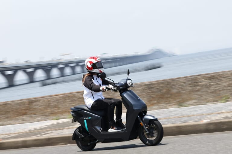 ヤマハJOG E|【日常生活の新アイテムに!】原付一種の電動スクーターヤマハJOG Eに全日本ライダー岡崎静夏が試乗!