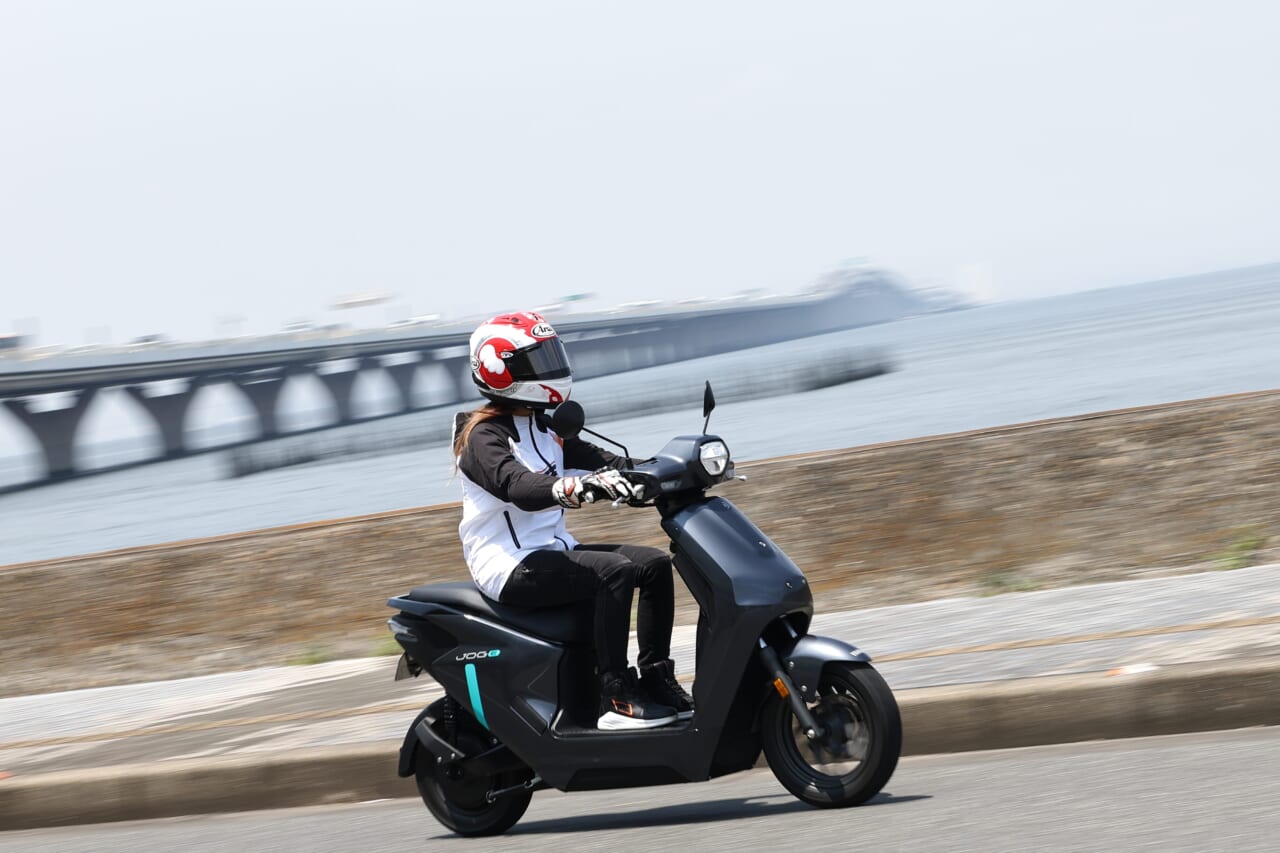 ヤマハJOG E｜【日常生活の新アイテムに！】原付一種の電動スクーターヤマハJOG Eに全日本ライダー岡崎静夏が試乗！