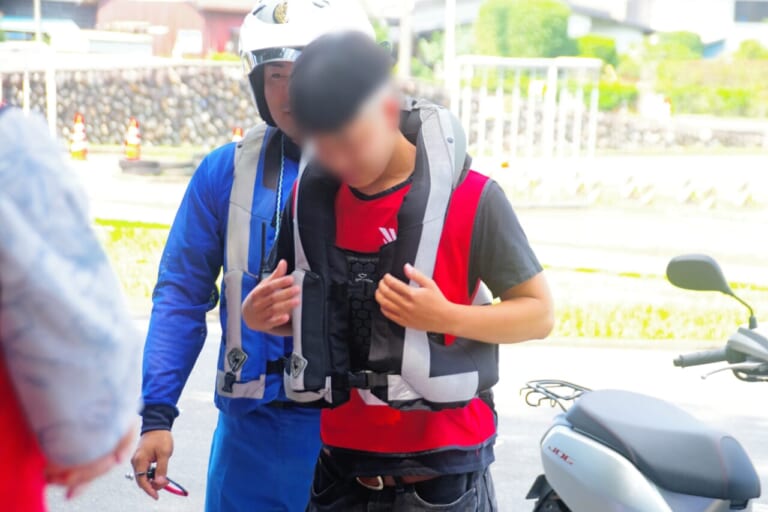 【埼玉県の高校生二輪車安全運転講習レポ】改正道交法に対応し、新基準原付で受講する生徒の姿も！｜【埼玉県の高校生二輪車安全運転講習レポ】改正道交法に対応し、新基準原付で受講する生徒の姿も！