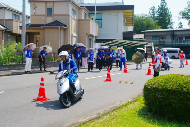 【埼玉県の高校生二輪車安全運転講習レポ】改正道交法に対応し、新基準原付で受講する生徒の姿も！｜【埼玉県の高校生二輪車安全運転講習レポ】改正道交法に対応し、新基準原付で受講する生徒の姿も！
