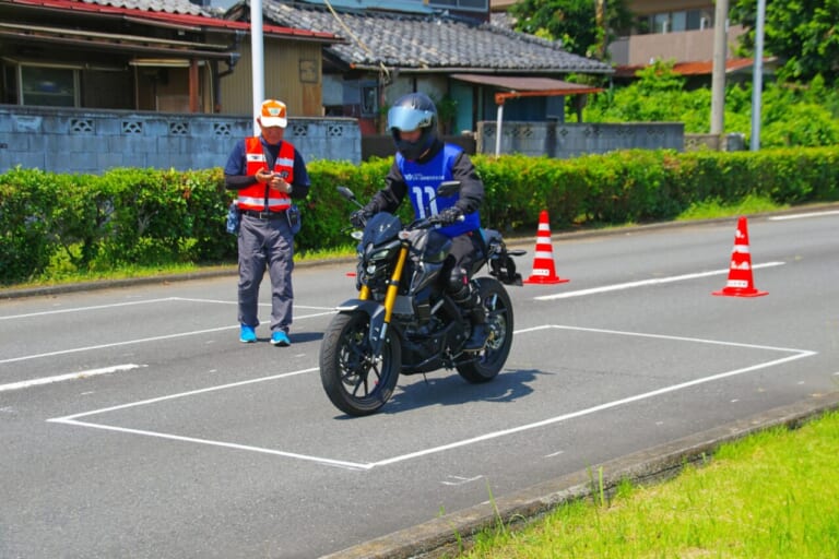 【埼玉県の高校生二輪車安全運転講習レポ】改正道交法に対応し、新基準原付で受講する生徒の姿も！｜【埼玉県の高校生二輪車安全運転講習レポ】改正道交法に対応し、新基準原付で受講する生徒の姿も！