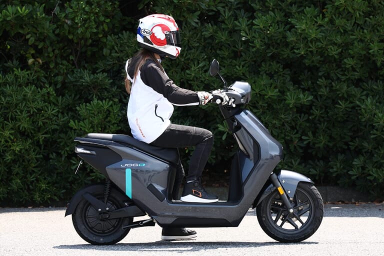 ヤマハJOG E|【日常生活の新アイテムに!】原付一種の電動スクーターヤマハJOG Eに全日本ライダー岡崎静夏が試乗!