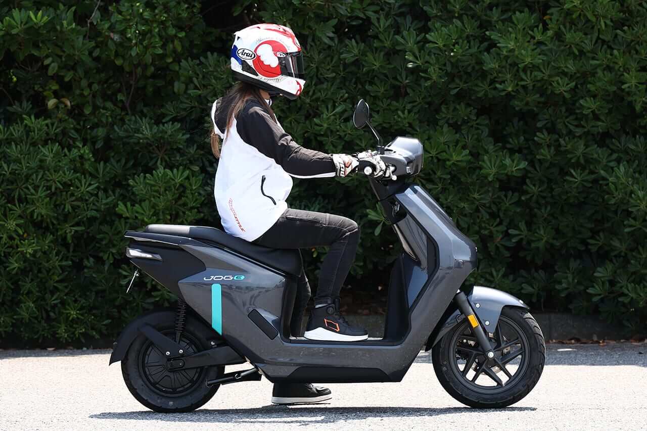 |【日常生活の新アイテムに!】原付一種の電動スクーターヤマハJOG Eに全日本ライダー岡崎静夏が試乗!