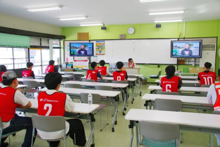【埼玉県の高校生二輪車安全運転講習レポ】改正道交法に対応し、新基準原付で受講する生徒の姿も！｜【埼玉県の高校生二輪車安全運転講習レポ】改正道交法に対応し、新基準原付で受講する生徒の姿も！