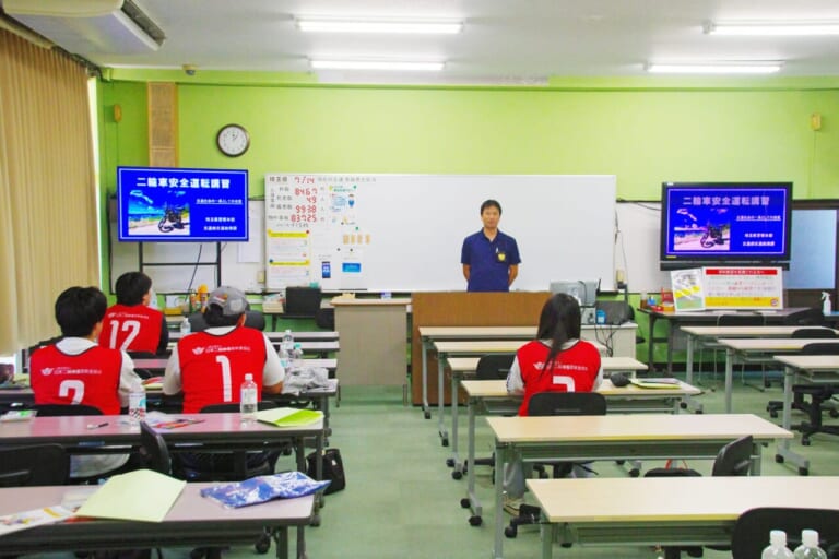【埼玉県の高校生二輪車安全運転講習レポ】改正道交法に対応し、新基準原付で受講する生徒の姿も！｜【埼玉県の高校生二輪車安全運転講習レポ】改正道交法に対応し、新基準原付で受講する生徒の姿も！