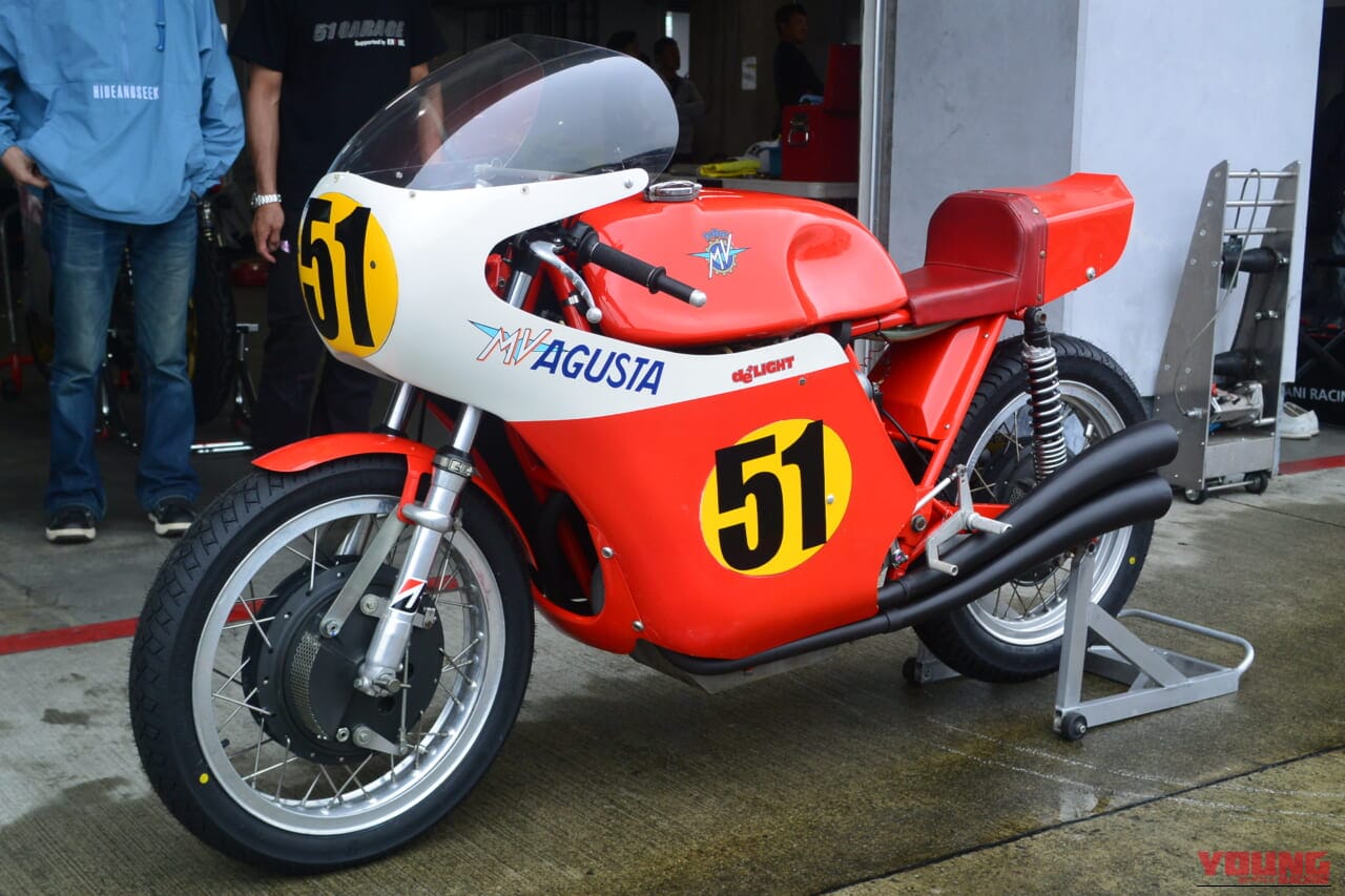 ｜MVアグスタ750SSにカワサキH2も！雨の富士を熱くしたアメフェス、岩城滉一の伝説マシンが激走【AMEFES 2026：超希少ビンテージレーサーの饗宴】