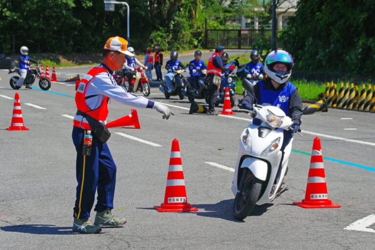 【埼玉県の高校生二輪車安全運転講習レポ】改正道交法に対応し、新基準原付で受講する生徒の姿も！｜【埼玉県の高校生二輪車安全運転講習レポ】改正道交法に対応し、新基準原付で受講する生徒の姿も！