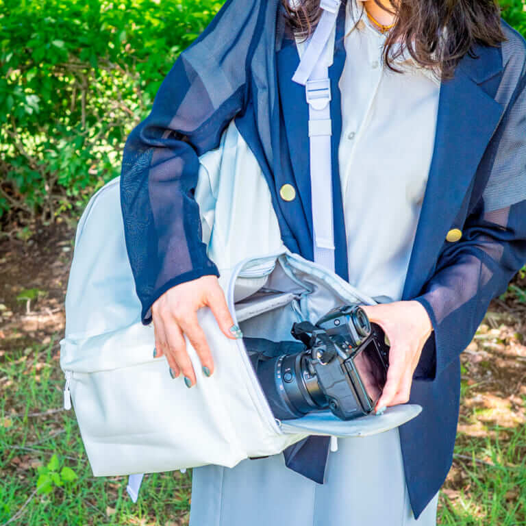 WORKMAN ガバッとだせるインナーケース付き カメラバッグ|愛機を守る撥水&クッション性! フルサイズ機が入るインナー付き、普段使いも完璧にこなす「2層構造カメラバッグ」がワークマンから登場