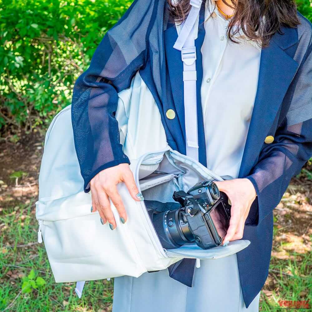WORKMAN ガバッとだせるインナーケース付き カメラバッグ｜愛機を守る撥水＆クッション性! フルサイズ機が入るインナー付き、普段使いも完璧にこなす「2層構造カメラバッグ」がワークマンから登場