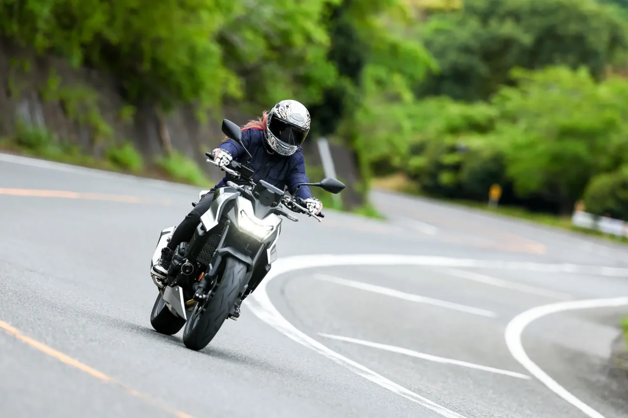 HondaCB750 HORNET E-Clutch｜【プロ驚愕】全日本ライダー岡崎静夏が「CB750 HORNET E-Clutch」を試乗! “私の左手を超えた”電スロ協調シフトダウンの衝撃