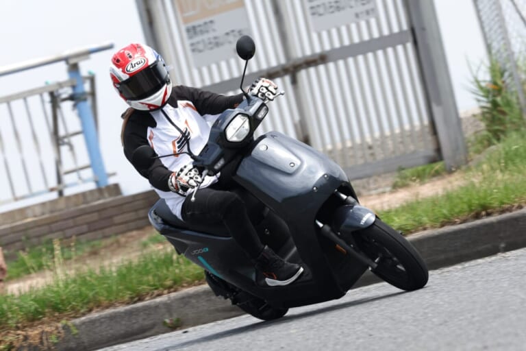 ヤマハJOG E|【日常生活の新アイテムに!】原付一種の電動スクーターヤマハJOG Eに全日本ライダー岡崎静夏が試乗!