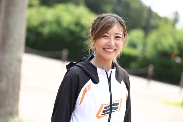 ヤマハJOG E|【日常生活の新アイテムに!】原付一種の電動スクーターヤマハJOG Eに全日本ライダー岡崎静夏が試乗!