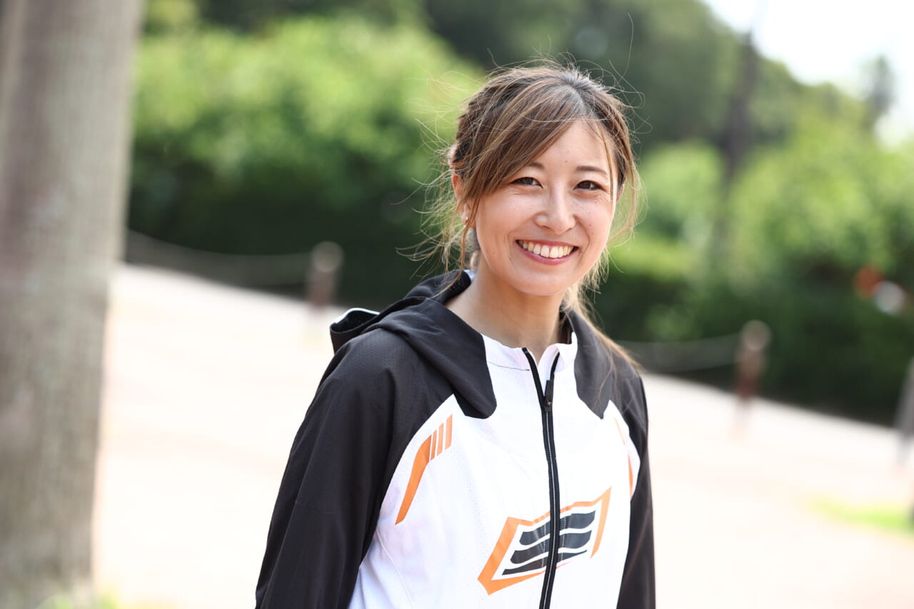 |【日常生活の新アイテムに!】原付一種の電動スクーターヤマハJOG Eに全日本ライダー岡崎静夏が試乗!