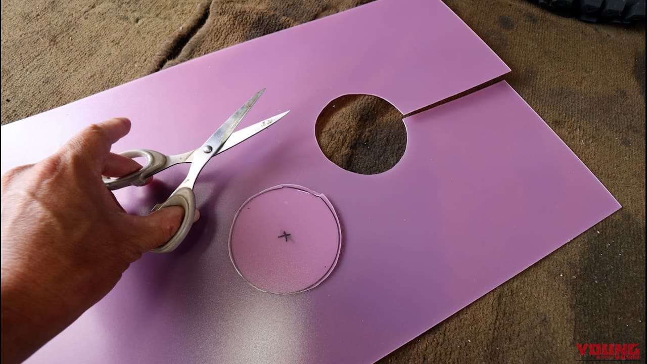 【100均DIY】飛び散りをしっかり防ぎ、ホイールを汚さずに一コマずつ洗える「100円自作プレート」の裏ワザ｜【100均DIY】飛び散りをしっかり防ぎ、ホイールを汚さずに一コマずつ洗える「100円自作プレート」の裏ワザ