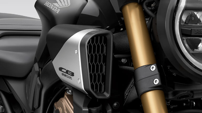 シュラウド一体型チャンバー|ホンダCB650R/Eクラッチ〈いま国内で買える新型バイクカタログ|大型二輪(750-401cc)〉【2026最新版】