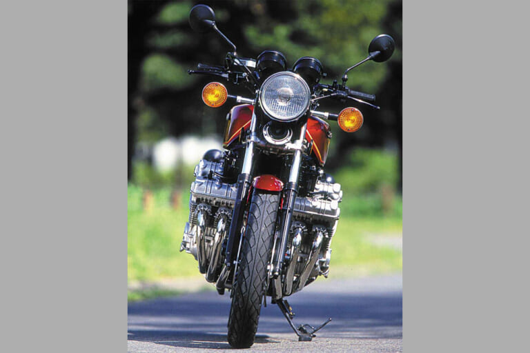 1978年に登場した、ホンダのCBX（1000）を正面から撮影した写真｜「迫力がスゴい…」日本が世界に誇る歴史的名車。登場から48年を経た今もなお色褪せない。6気筒エンジンの圧倒的な存在感が印象的な［ホンダ・CBX 1000］