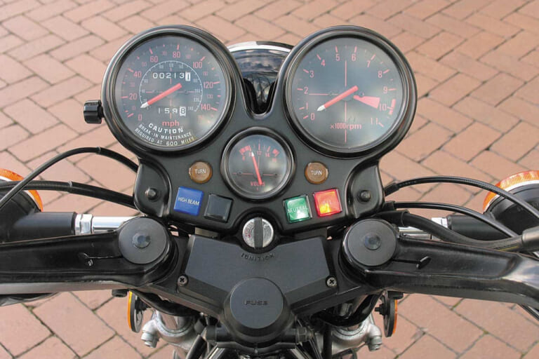 1978年に登場した、ホンダのCBX1000のメーター類｜「迫力がスゴい…」日本が世界に誇る歴史的名車。登場から48年を経た今もなお色褪せない。6気筒エンジンの圧倒的な存在感が印象的な［ホンダ・CBX 1000］