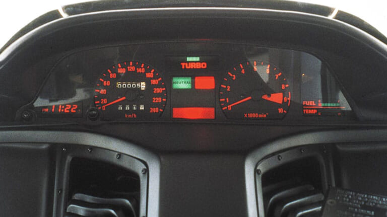 「バックミラー越しでもひと目でわかる…」日本では滅多に見ない45年前の激レアホンダ車。同社初のターボ搭載モデルとしてとんでもないスペックを実現した［CX500 TURBO］