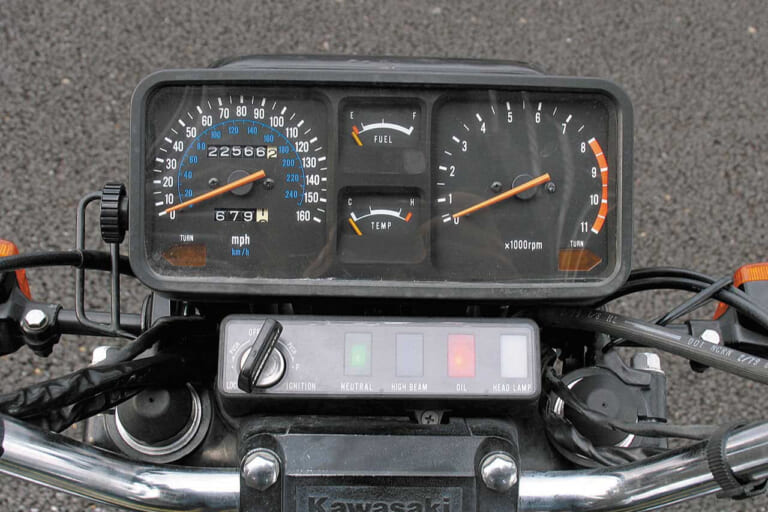 1979年に登場した、KAWASAKI Z1300のメーター｜「まさに怪物…」日本人には気軽に乗りこなせない。それでもロングセラーとなったカワサキの名車。生産終了から37年経った今も絶大な人気を誇る［Z1300］を紹介