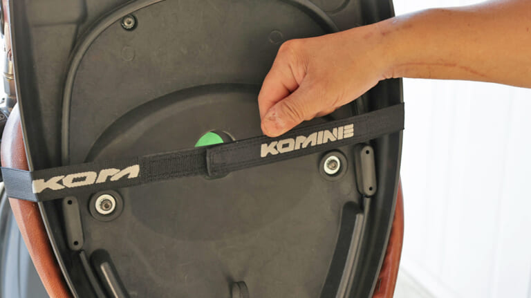 「は？ コレなんでバカ売れしてんの…」“Amazonベストセラー1位”のバイク用品を自腹購入。実際に使ったら「ああコレは売れるわ…」と納得［コミネ・AK-109 メッシュシートカバー］