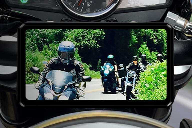 MAXWINのスマートモニターM2-PROのデジタルミラーモードの画像｜「欲張り仕様」「バイクライフ劇変」バイク用スマートモニターが１万円OFF！CarPlayにも対応！ 前後ドラレコ、空気圧監視、77GHzミリ波レーダーまで搭載した「M2-PRO」