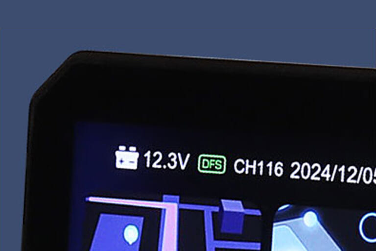 MAXWINのスマートモニターM2-PROの画面にバッテリーの電圧が表示されている画像|「欲張り仕様」「バイクライフ劇変」バイク用スマートモニターが1万円OFF!CarPlayにも対応! 前後ドラレコ、空気圧監視、77GHzミリ波レーダーまで搭載した「M2-PRO」