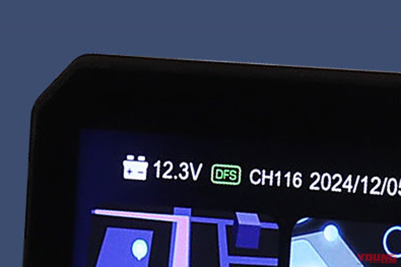 MAXWINのスマートモニターM2-PROの画面にバッテリーの電圧が表示されている画像｜「欲張り仕様」「バイクライフ劇変」バイク用スマートモニターが１万円OFF！CarPlayにも対応！ 前後ドラレコ、空気圧監視、77GHzミリ波レーダーまで搭載した「M2-PRO」