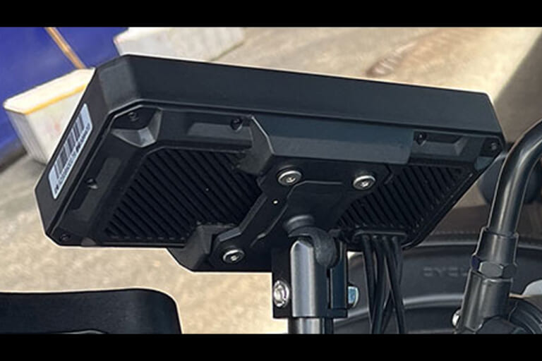 MAXWINのスマートモニターM2-PROの取り付け部分の写真|「欲張り仕様」「バイクライフ劇変」バイク用スマートモニターが1万円OFF!CarPlayにも対応! 前後ドラレコ、空気圧監視、77GHzミリ波レーダーまで搭載した「M2-PRO」