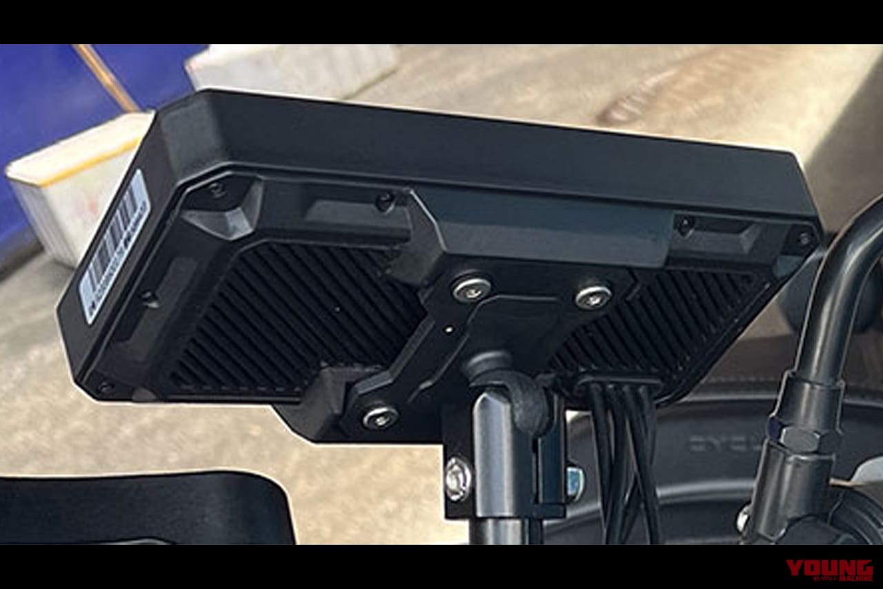 MAXWINのスマートモニターM2-PROの取り付け部分の写真|「欲張り仕様」「バイクライフ劇変」バイク用スマートモニターが1万円OFF!CarPlayにも対応! 前後ドラレコ、空気圧監視、77GHzミリ波レーダーまで搭載した「M2-PRO」