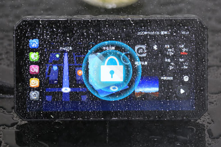 MAXWINのスマートモニターM2-PROに水滴がついている画像｜「欲張り仕様」「バイクライフ劇変」バイク用スマートモニターが１万円OFF！CarPlayにも対応！ 前後ドラレコ、空気圧監視、77GHzミリ波レーダーまで搭載した「M2-PRO」