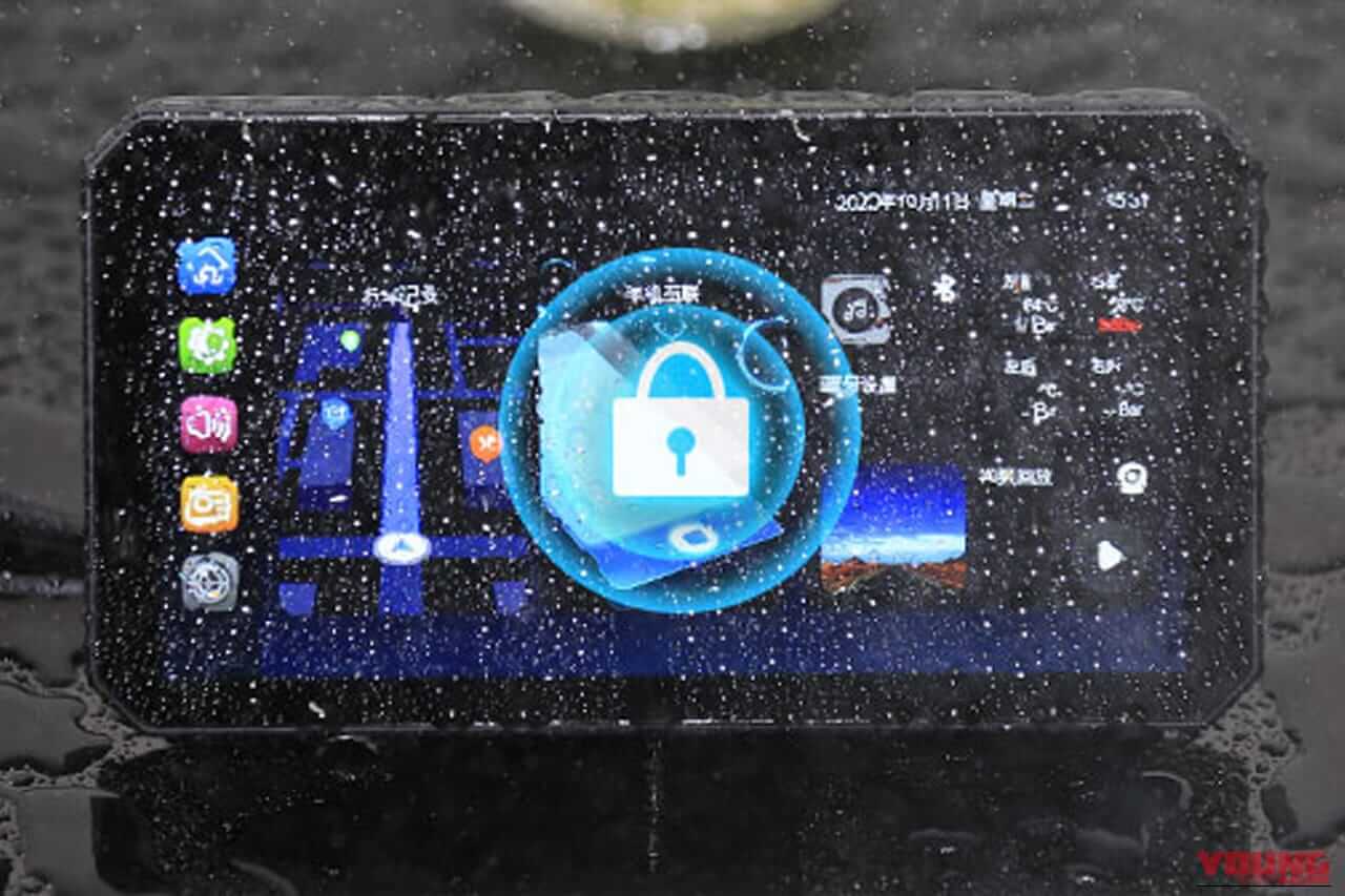 MAXWINのスマートモニターM2-PROに水滴がついている画像|「欲張り仕様」「バイクライフ劇変」バイク用スマートモニターが1万円OFF!CarPlayにも対応! 前後ドラレコ、空気圧監視、77GHzミリ波レーダーまで搭載した「M2-PRO」