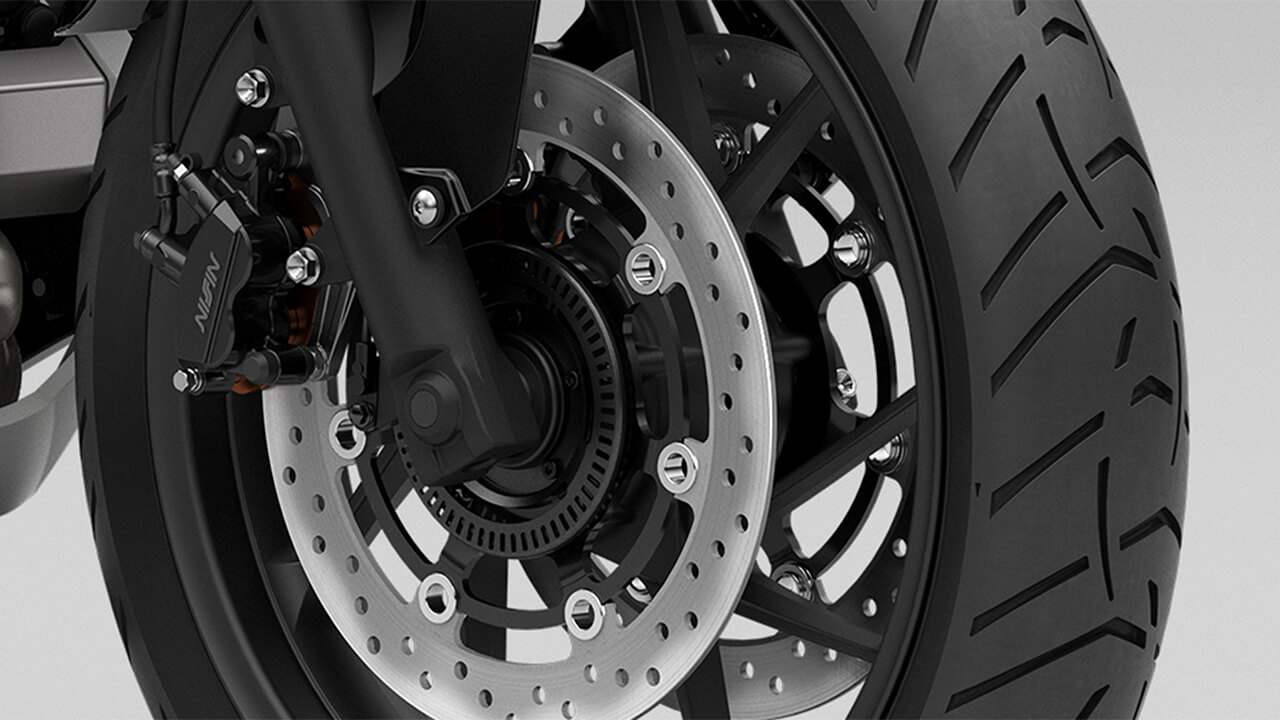 ブレーキは、フロントにφ296mmのダブルディスクを新たに採用|ホンダNC750X/DCT〈いま国内で買える新型バイクカタログ|大型二輪(750-401cc)〉【2026最新版】