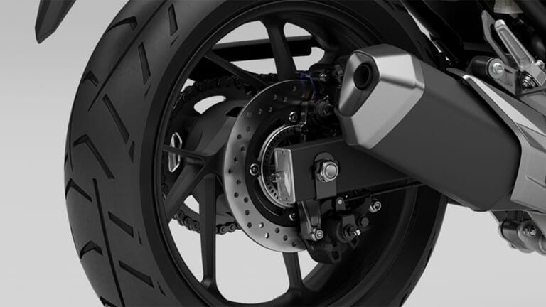 3✕3形状のスポークで構成される新デザインアルミホイール|ホンダNC750X/DCT〈いま国内で買える新型バイクカタログ|大型二輪(750-401cc)〉【2026最新版】
