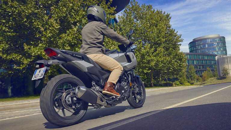 乗車イメージ マットディープマッドグレー|ホンダNC750X/DCT〈いま国内で買える新型バイクカタログ|大型二輪(750-401cc)〉【2026最新版】