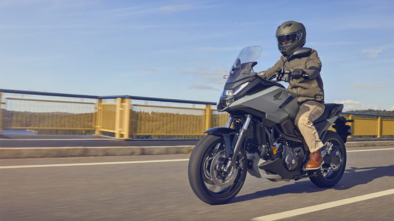 乗車イメージ マットディープマッドグレー|ホンダNC750X/DCT〈いま国内で買える新型バイクカタログ|大型二輪(750-401cc)〉【2026最新版】