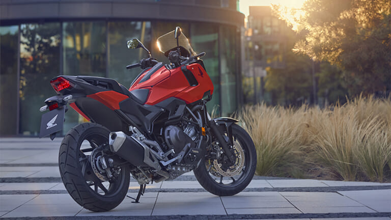 乗車イメージ ファイティングレッド|ホンダNC750X/DCT〈いま国内で買える新型バイクカタログ|大型二輪(750-401cc)〉【2026最新版】