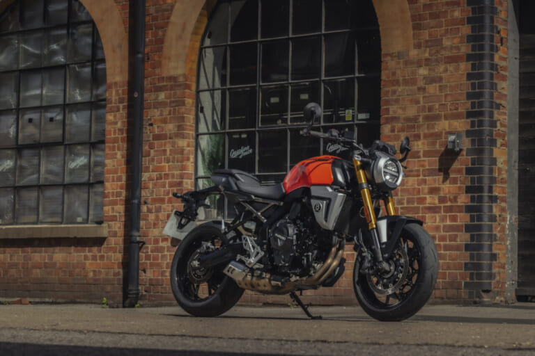 SUZUKI GSX-8T|隼オレンジに赤ベコ! 270度ツインの極上鼓動感はそのままにスズキのネオクラシックスポーツ「GSX-8T/GSX-8TT」に新色が追加【海外】