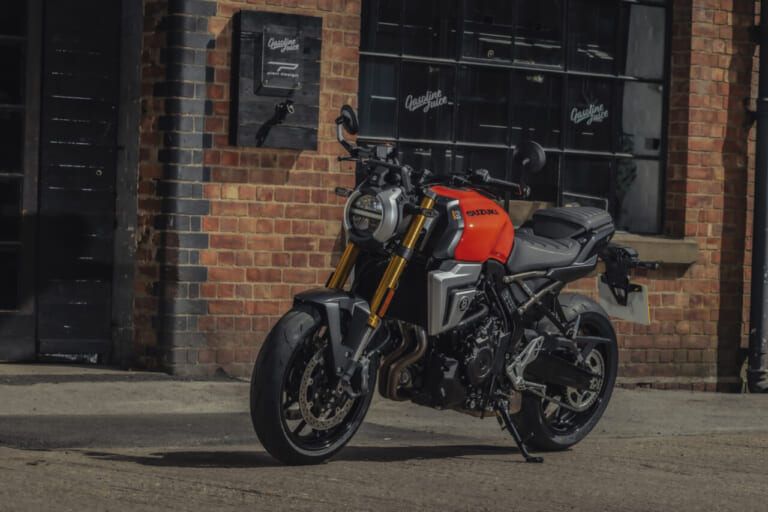 SUZUKI GSX-8T｜隼オレンジに赤ベコ! 270度ツインの極上鼓動感はそのままにスズキのネオクラシックスポーツ「GSX-8T/GSX-8TT」に新色が追加【海外】