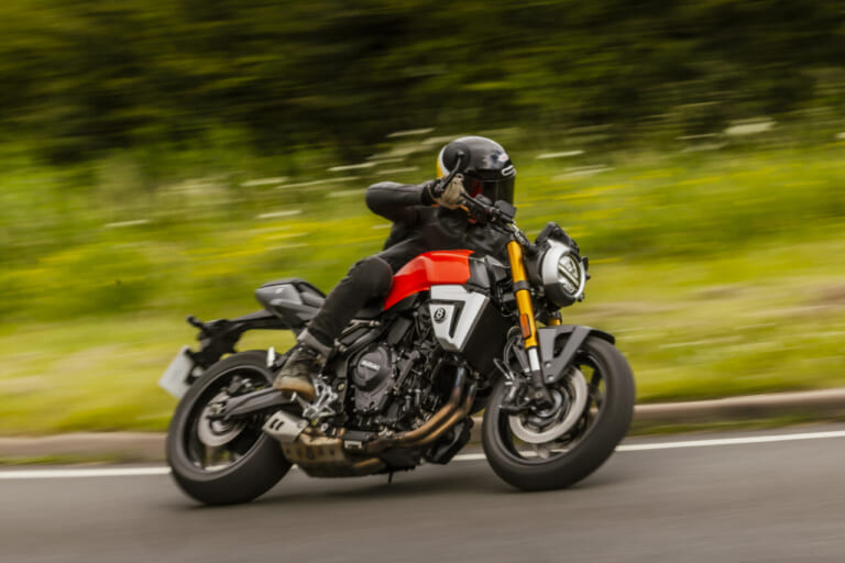 SUZUKI GSX-8T|隼オレンジに赤ベコ! 270度ツインの極上鼓動感はそのままにスズキのネオクラシックスポーツ「GSX-8T/GSX-8TT」に新色が追加【海外】