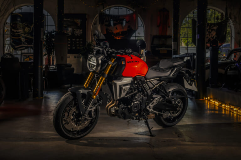 SUZUKI GSX-8T｜隼オレンジに赤ベコ! 270度ツインの極上鼓動感はそのままにスズキのネオクラシックスポーツ「GSX-8T/GSX-8TT」に新色が追加【海外】