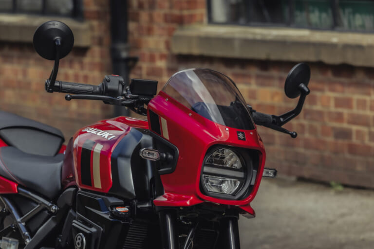 SUZUKI GSX-8TT|隼オレンジに赤ベコ! 270度ツインの極上鼓動感はそのままにスズキのネオクラシックスポーツ「GSX-8T/GSX-8TT」に新色が追加【海外】