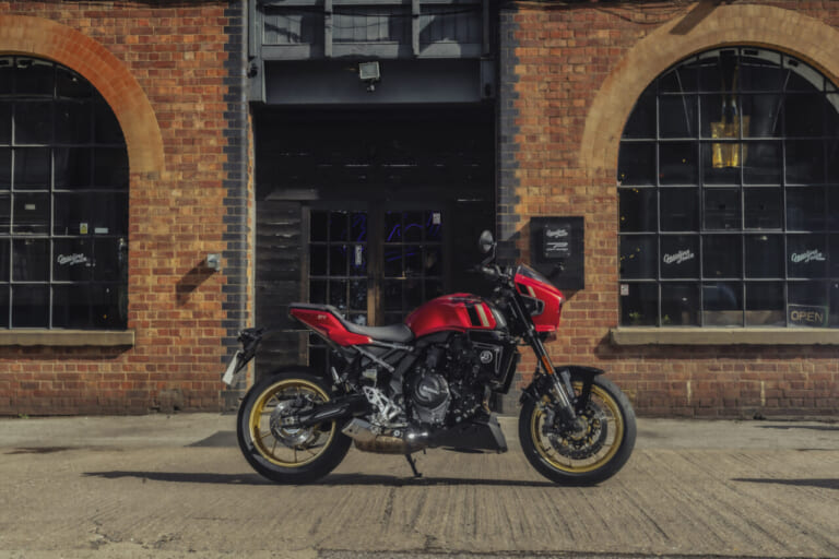 SUZUKI GSX-8TT|隼オレンジに赤ベコ! 270度ツインの極上鼓動感はそのままにスズキのネオクラシックスポーツ「GSX-8T/GSX-8TT」に新色が追加【海外】